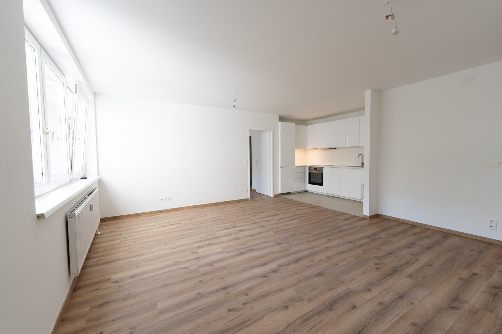 Erstbezug nach Sanierung: 2-Zimmer-Wohnung mit Garage und Parkett in 1120 Wien zu mieten!