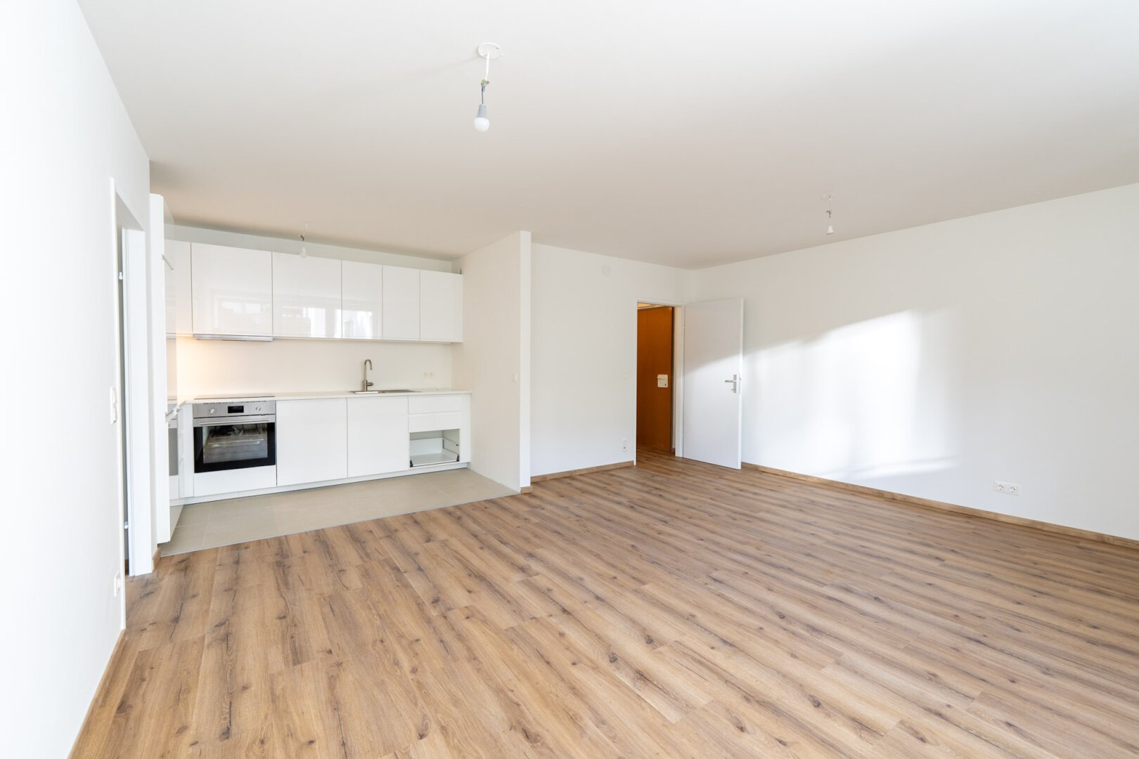 Erstbezug nach Sanierung: 2-Zimmer-Wohnung mit Garage und Parkett in 1120 Wien zu mieten!
