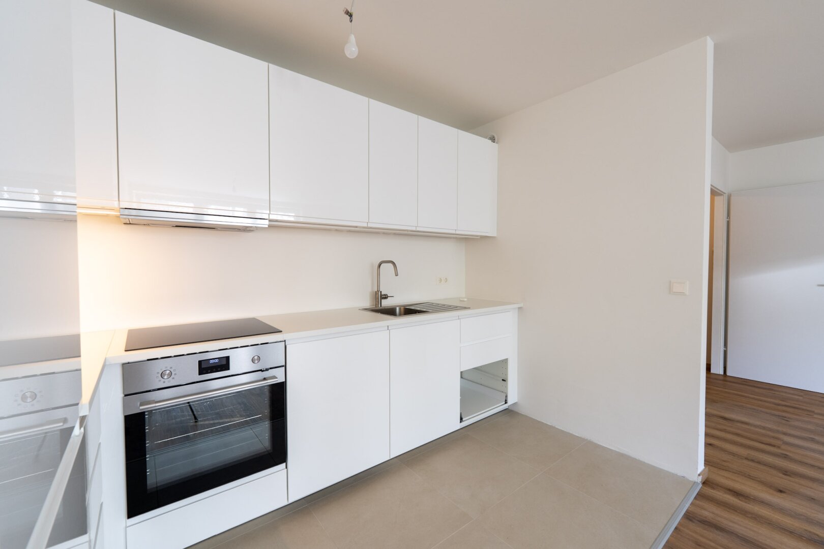 Erstbezug nach Sanierung: 2-Zimmer-Wohnung mit Garage und Parkett in 1120 Wien zu mieten!