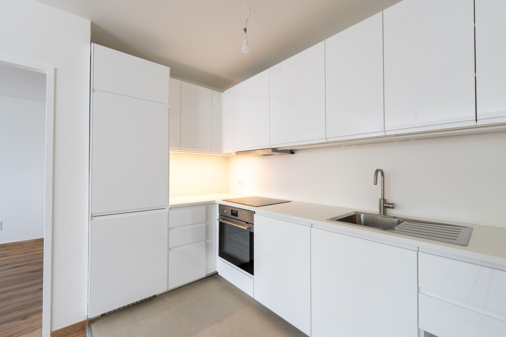 Erstbezug nach Sanierung: 2-Zimmer-Wohnung mit Garage und Parkett in 1120 Wien zu mieten!
