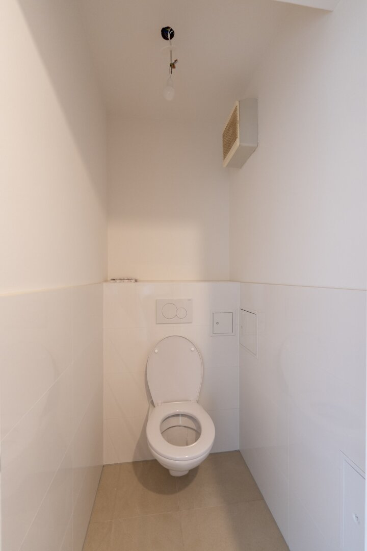 Erstbezug nach Sanierung: 2-Zimmer-Wohnung mit Garage und Parkett in 1120 Wien zu mieten!