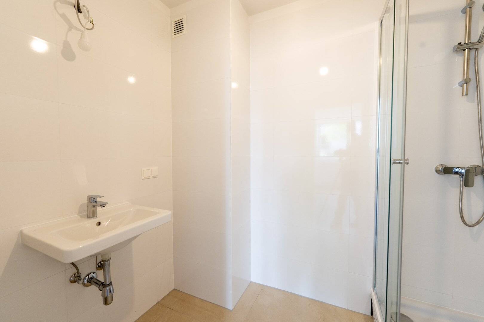 Erstbezug nach Sanierung: 2-Zimmer-Wohnung mit Garage und Parkett in 1120 Wien zu mieten!