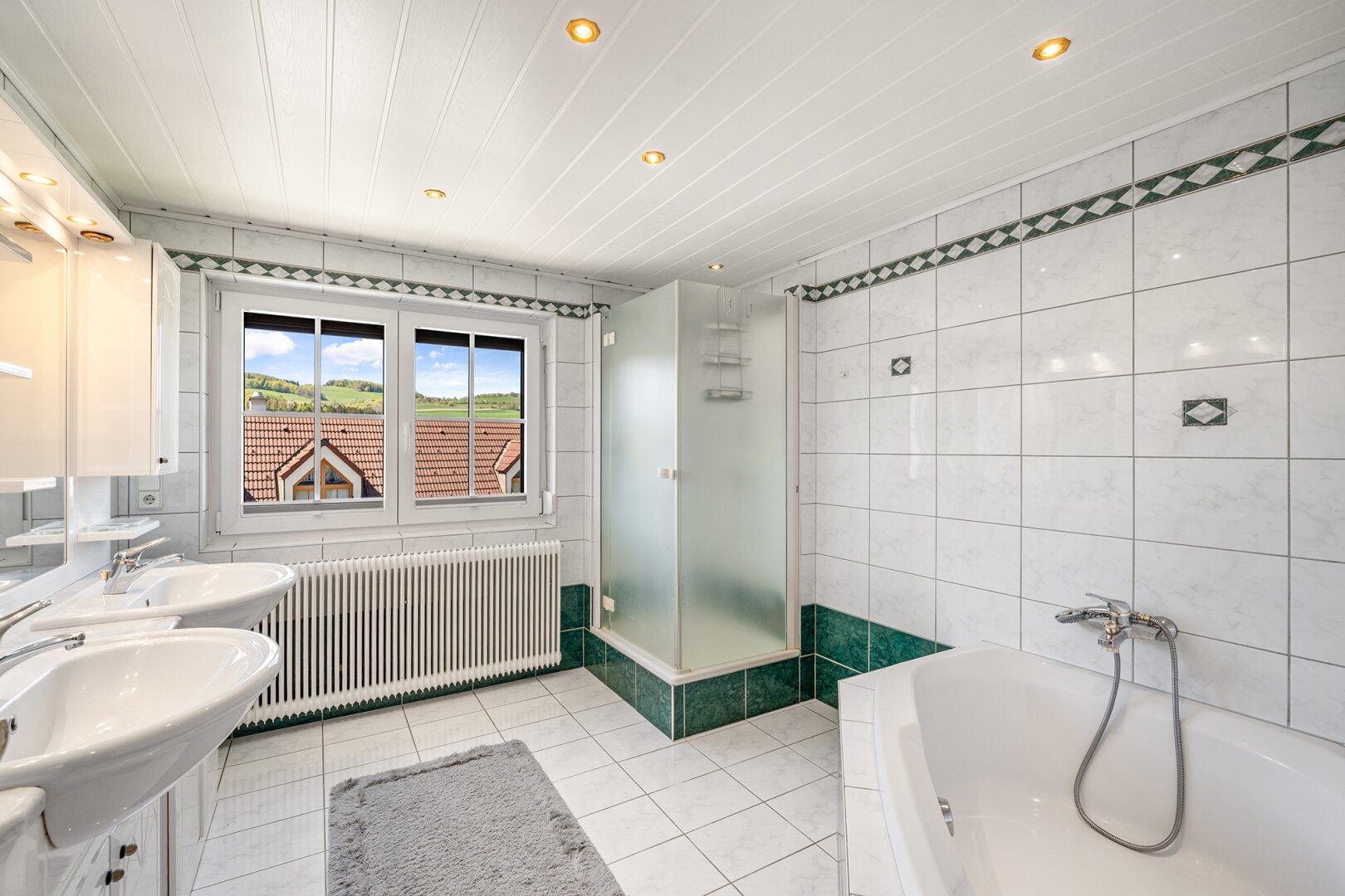 Ruhe. Weitblick. Lebensqualität – Gepflegtes Familienhaus mit Garten & Sauna in Bad Schönau