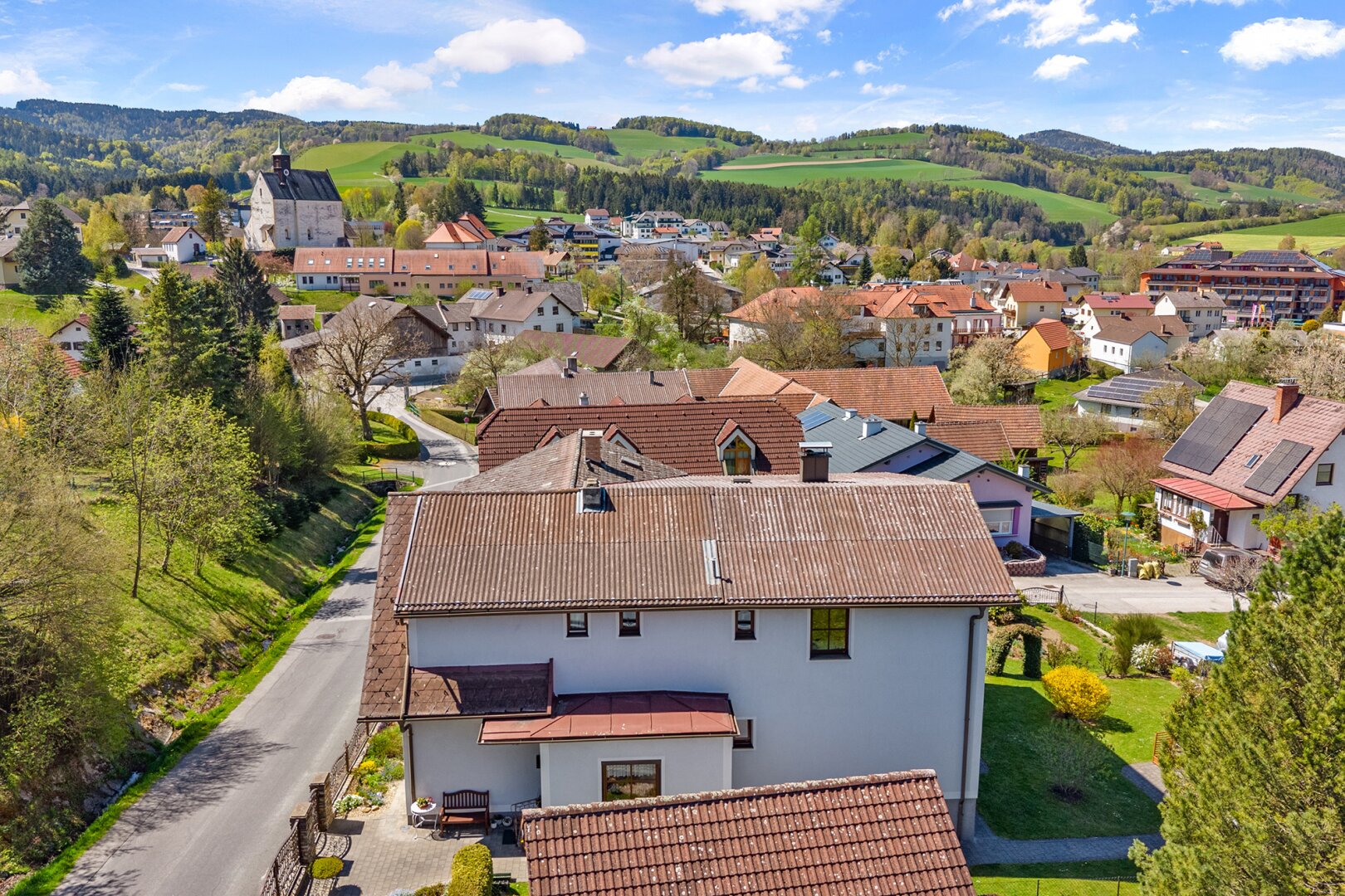 Ruhe. Weitblick. Lebensqualität – Gepflegtes Familienhaus mit Garten & Sauna in Bad Schönau