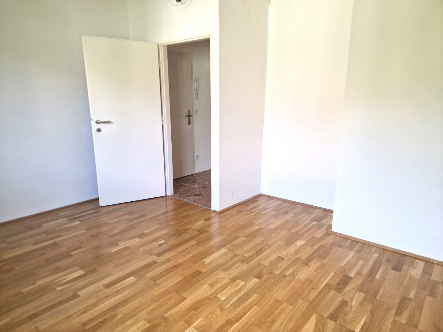 Sonnige 3 Zimmer Mietwohnung mit großem (ca. 22 m²) großem Balkon in Grünruhelage des 19.Bezirks!