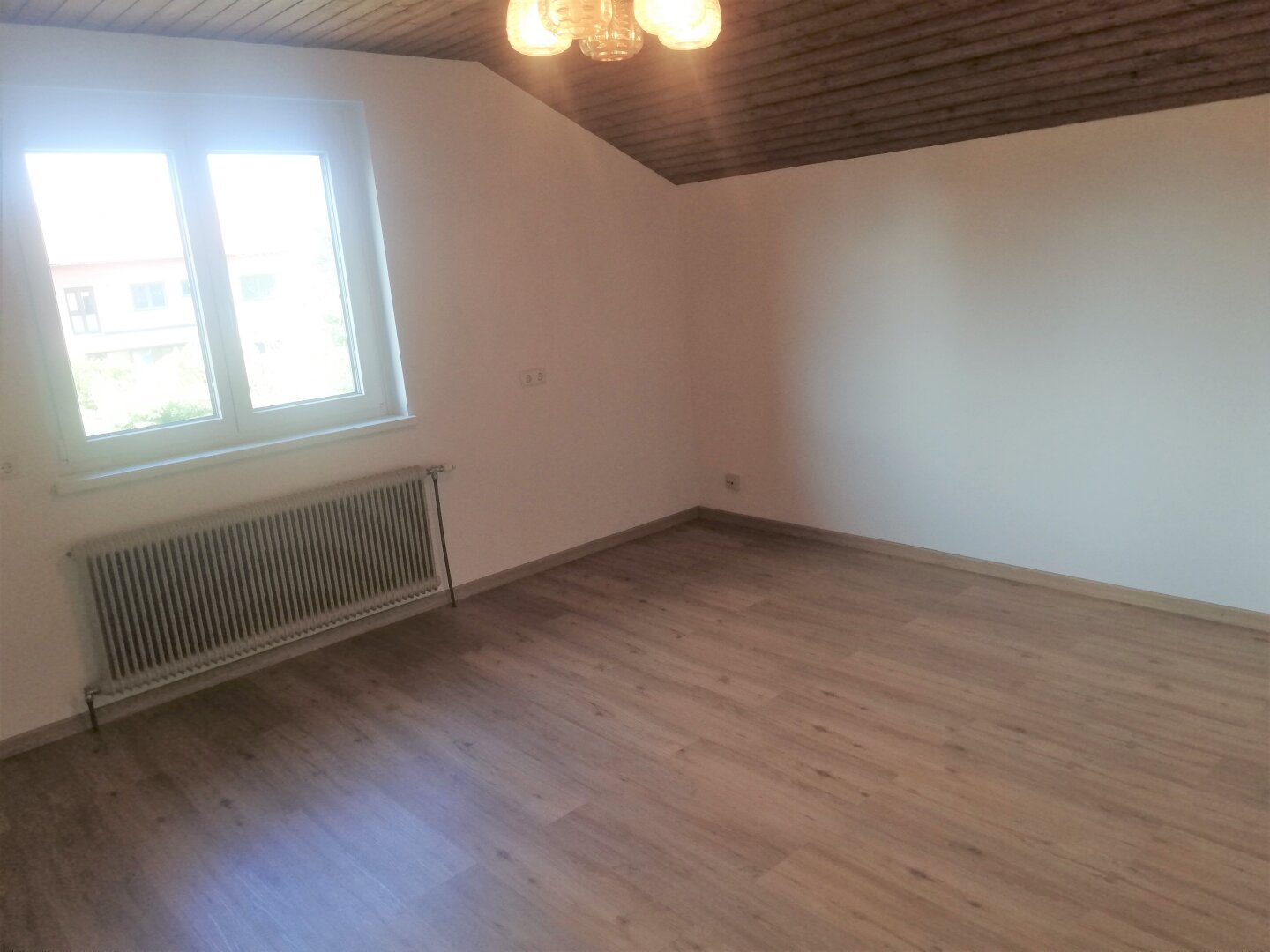 Gepflegte, voll unterkellerte Doppelhaushälfte mit Wintergarten in absoluter Grünruhelage von Korneuburg zu vermieten!