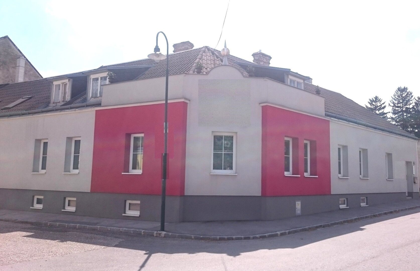 Großzügiges Zweifamilienhaus mit Ausbaupotential und Garage in zentraler Lage von Ernstbrunn