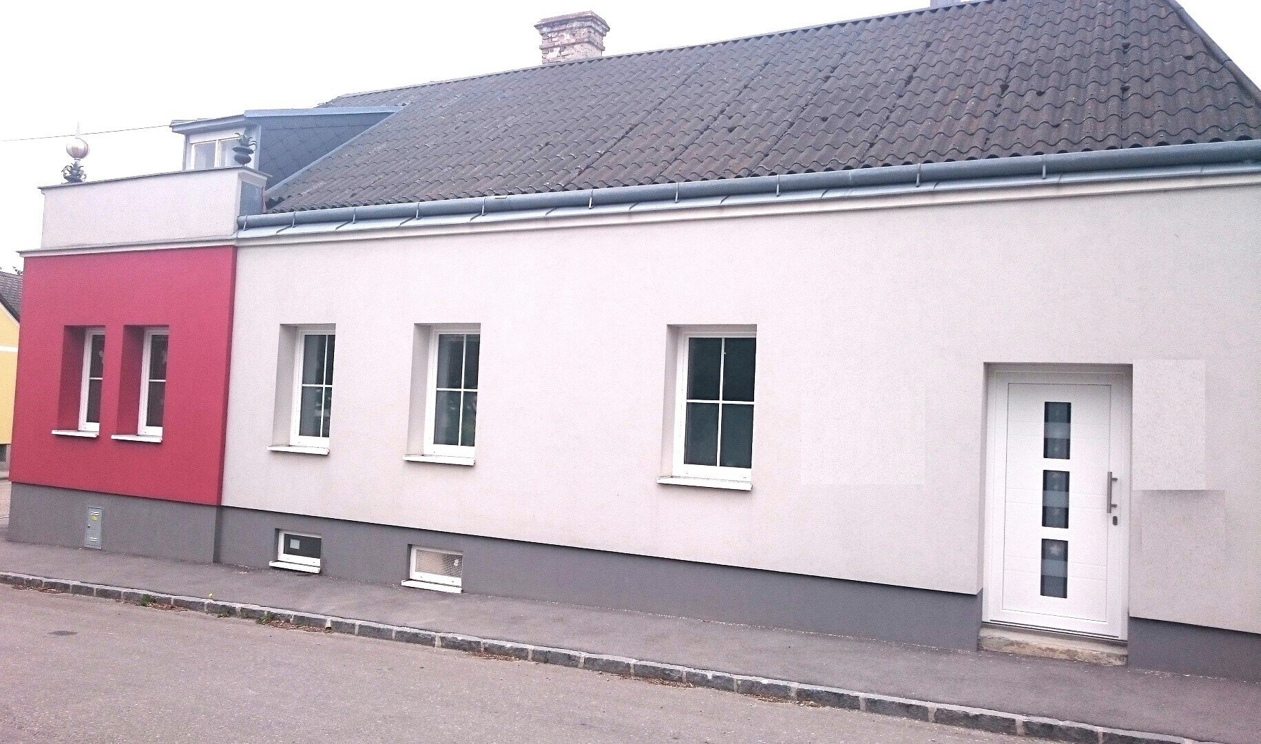 Großzügiges Zweifamilienhaus mit Ausbaupotential und Garage in zentraler Lage von Ernstbrunn