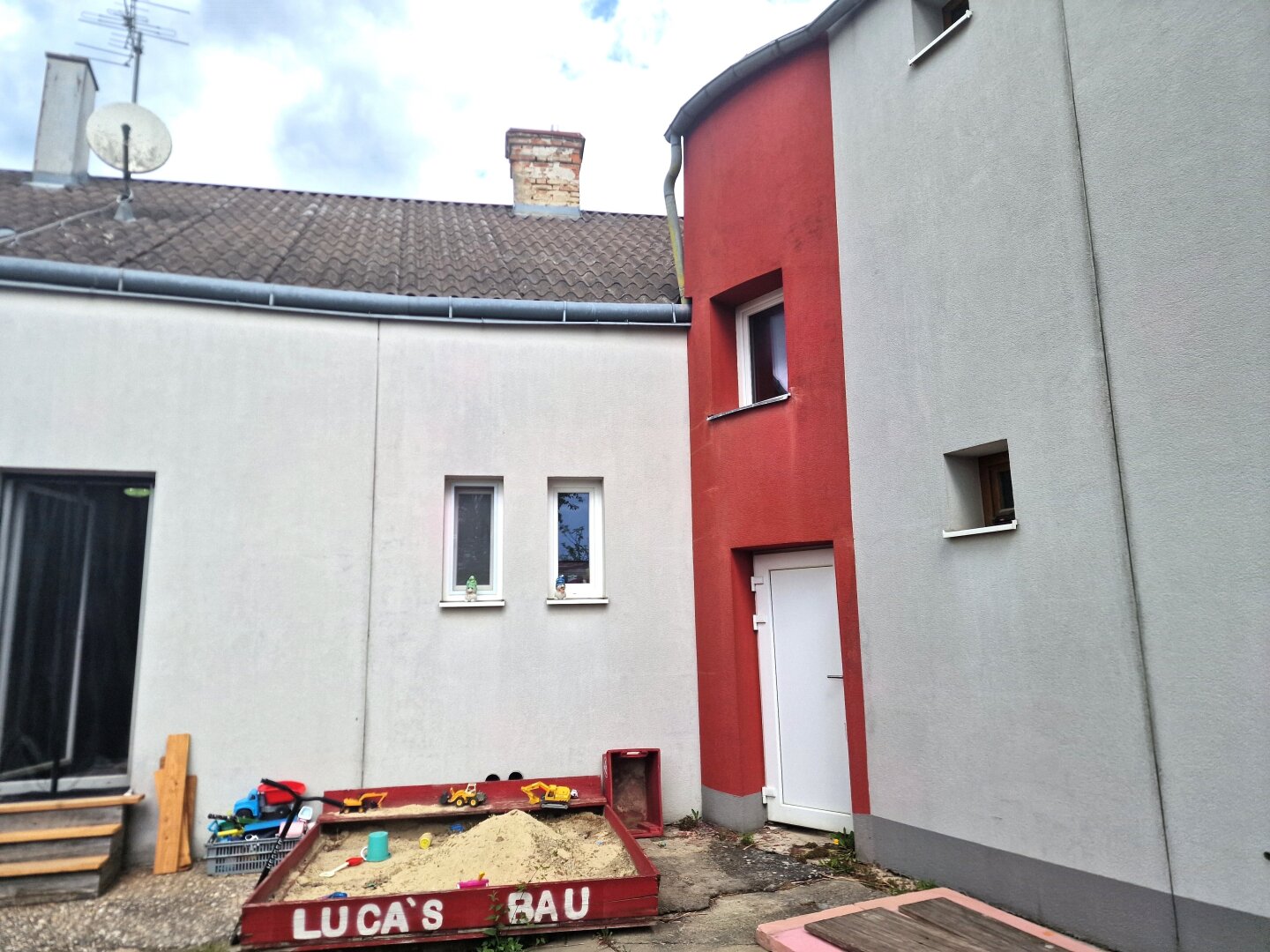 Großzügiges Zweifamilienhaus mit Ausbaupotential und Garage in zentraler Lage von Ernstbrunn