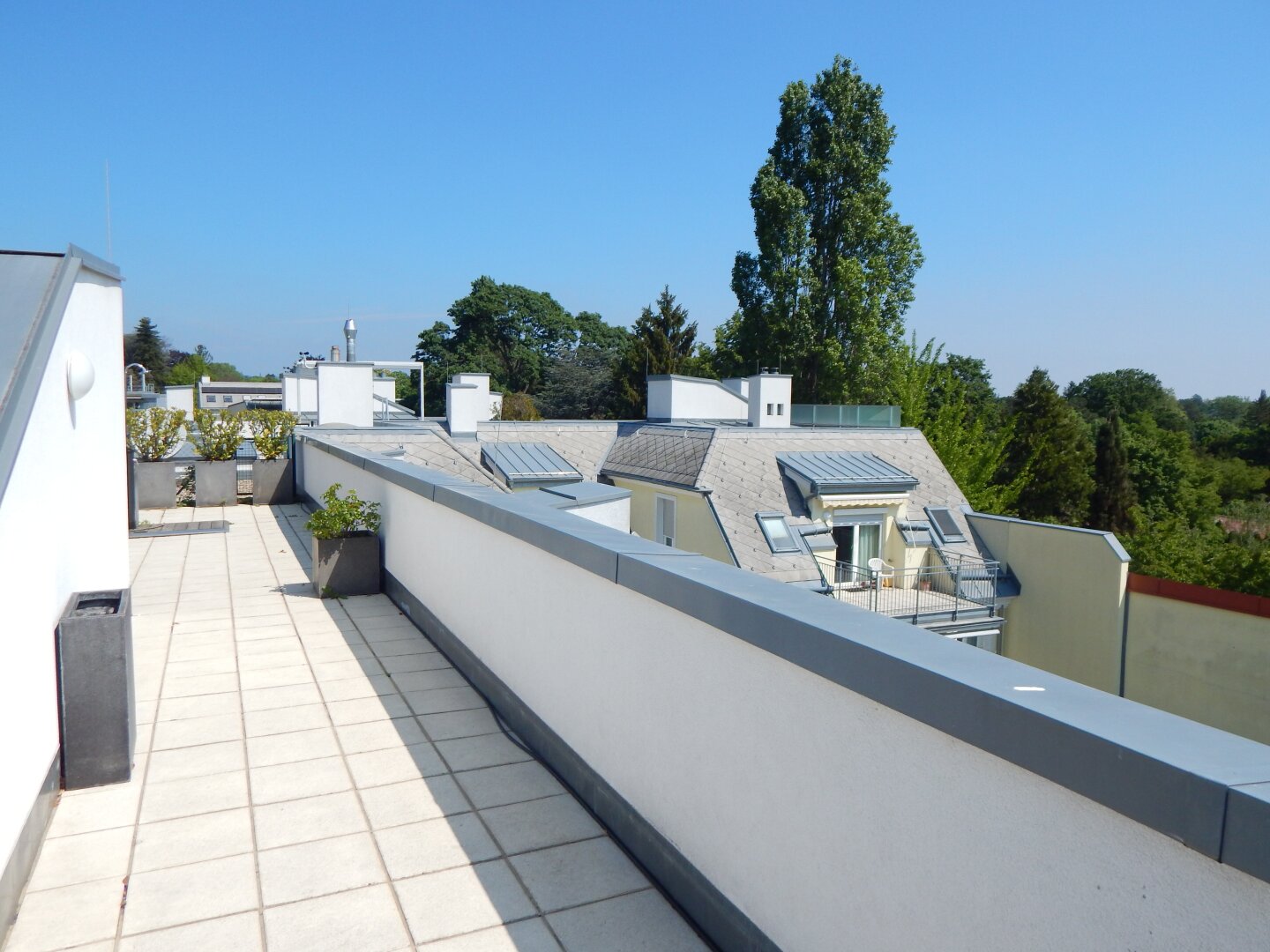 Wohntraum mit großer Dachterrasse und Garage in Grün- Ruhelage