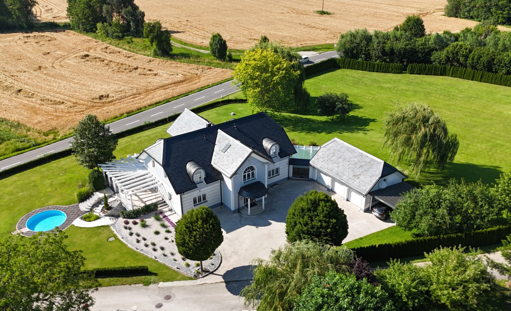 Villa auf fast 8000m2 mit eigenem Fitness-Studio, 3 Garagen, Carport, etc.