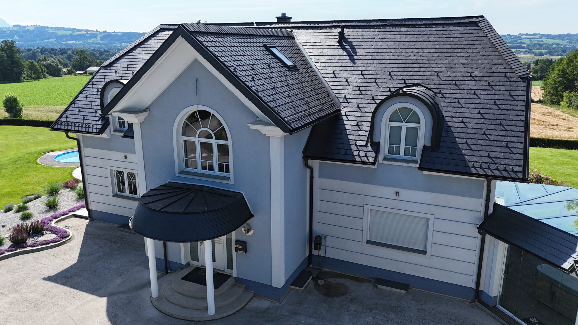 Villa auf fast 8000m2 mit eigenem Fitness-Studio, 3 Garagen, Carport, etc.