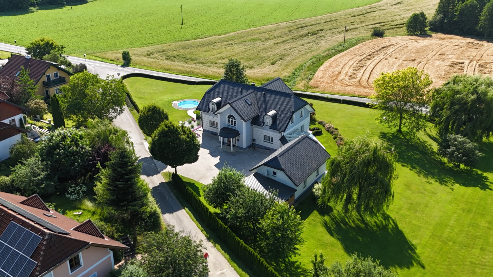 Villa auf fast 8000m2 mit eigenem Fitness-Studio, 3 Garagen, Carport, etc.