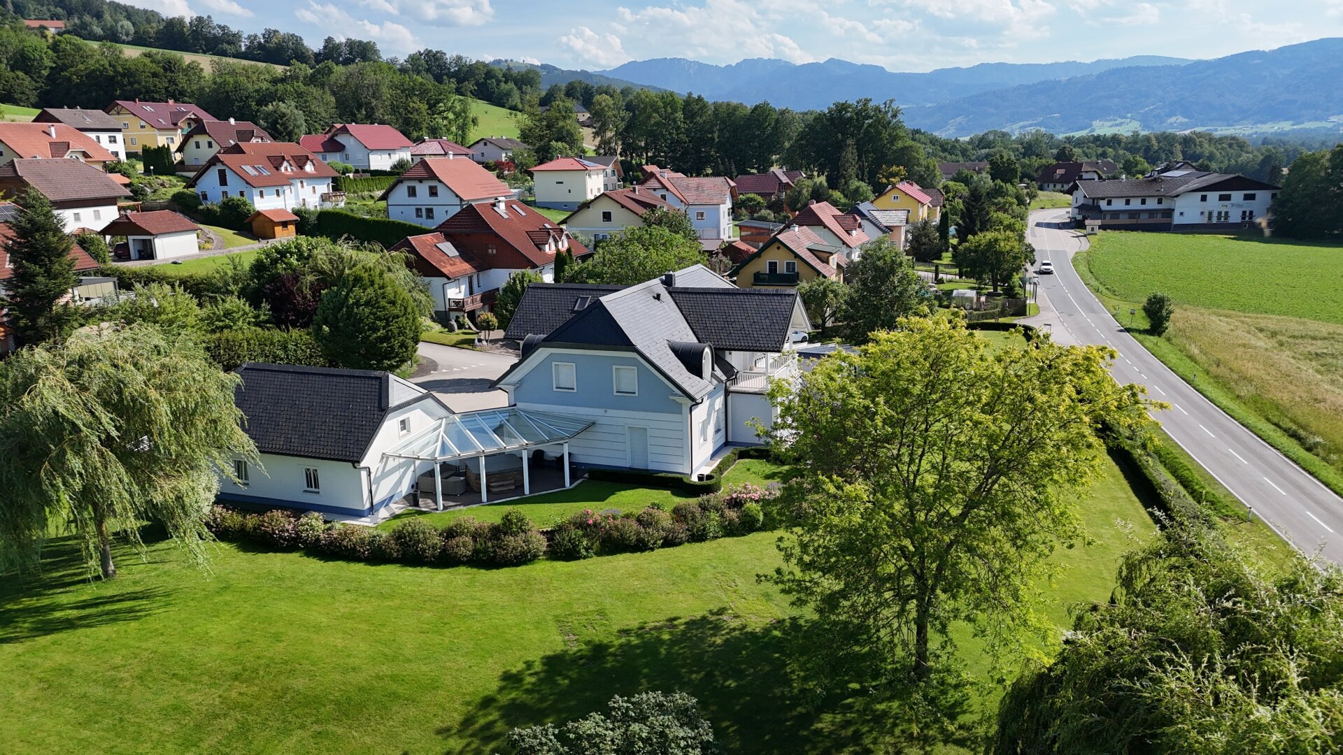 Villa auf fast 8000m2 mit eigenem Fitness-Studio, 3 Garagen, Carport, etc.