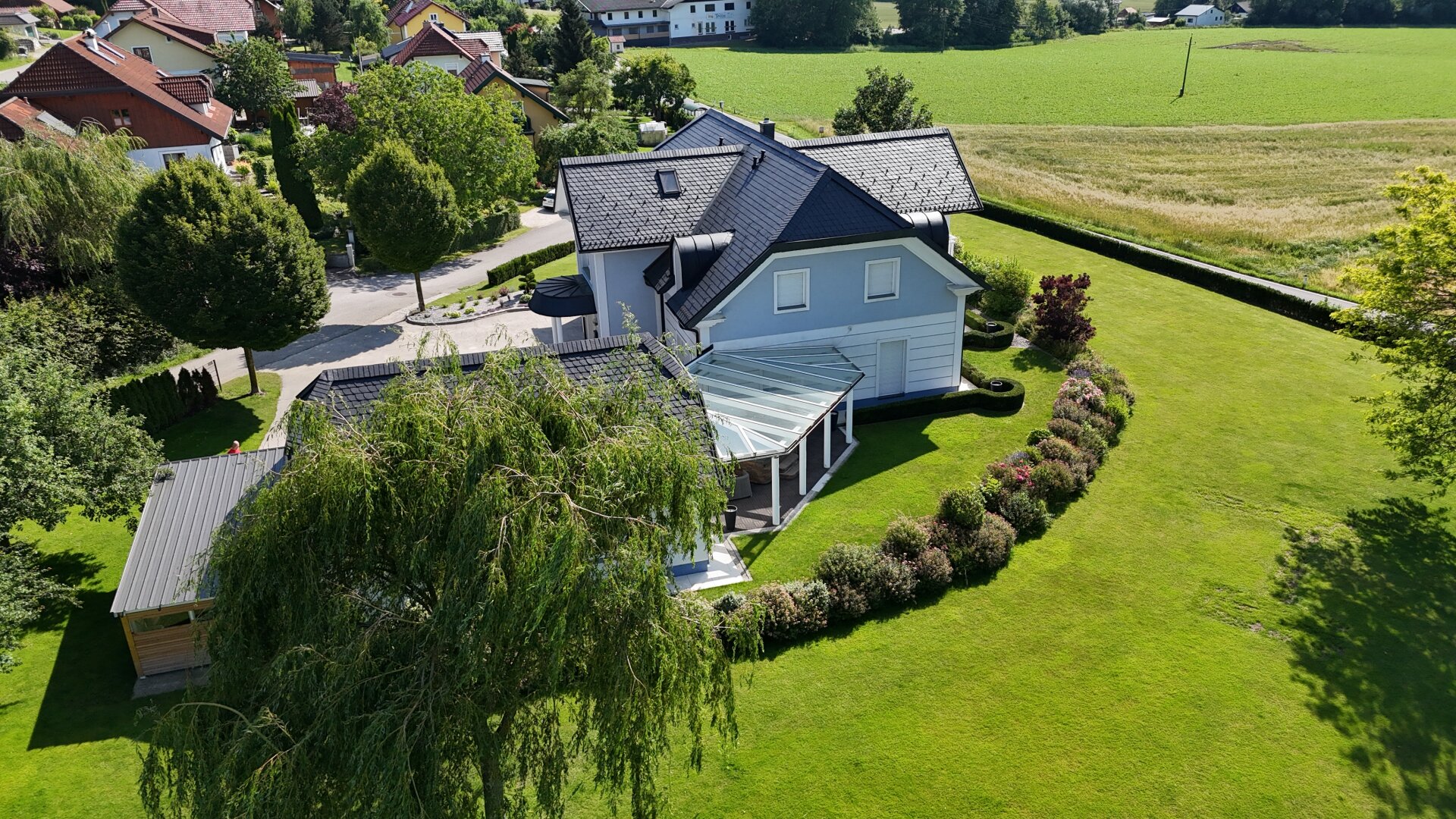 Villa auf fast 8000m2 mit eigenem Fitness-Studio, 3 Garagen, Carport, etc.