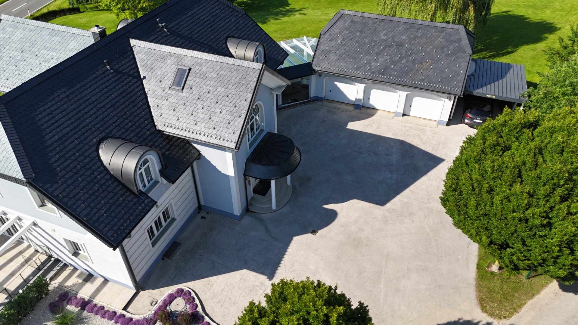 Villa auf fast 8000m2 mit eigenem Fitness-Studio, 3 Garagen, Carport, etc.