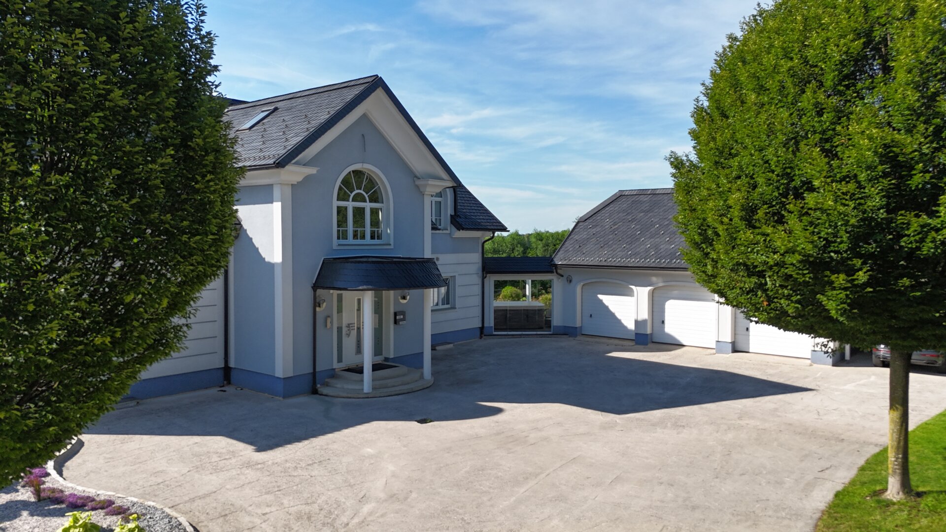 Villa auf fast 8000m2 mit eigenem Fitness-Studio, 3 Garagen, Carport, etc.