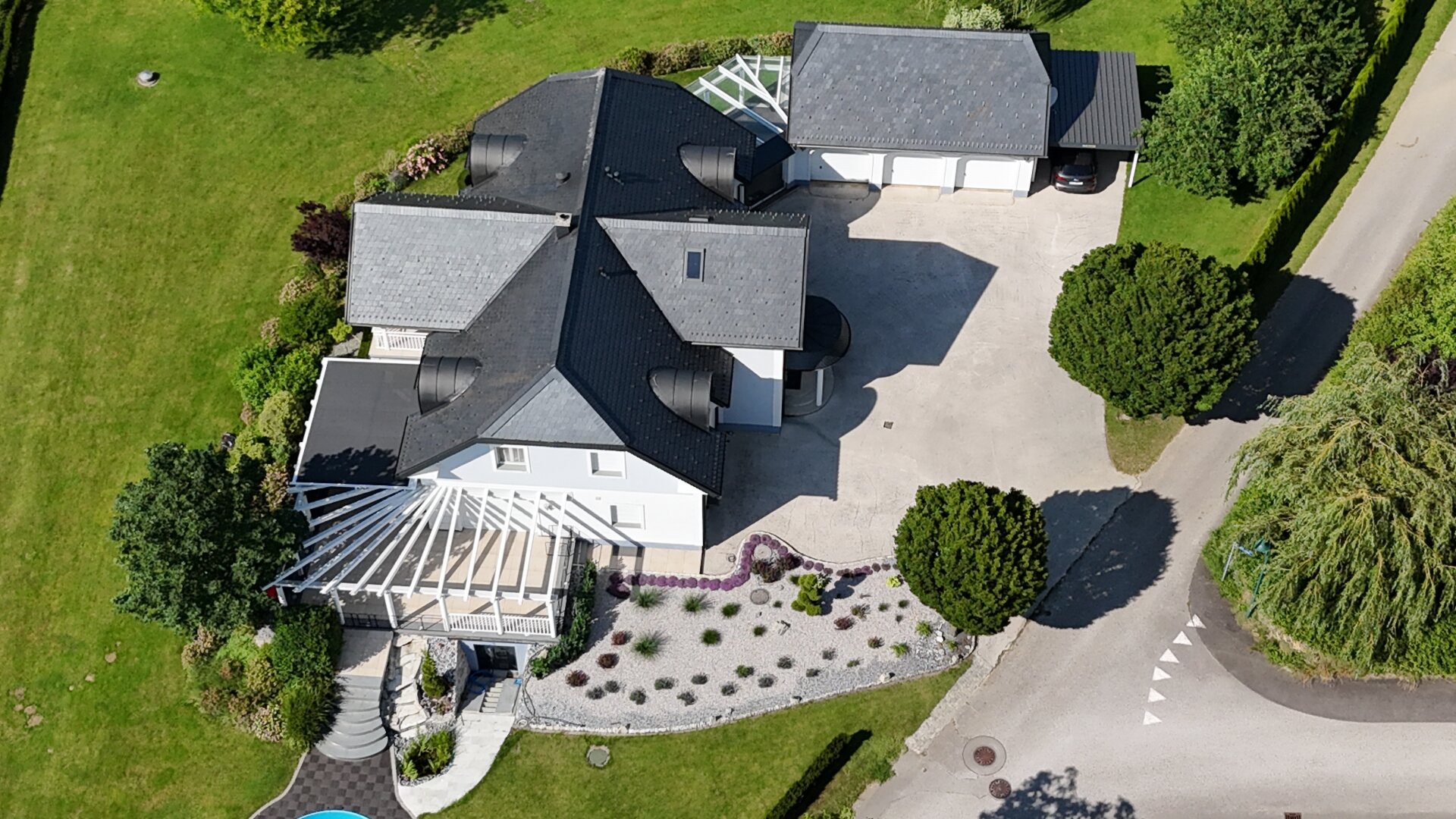 Villa auf fast 8000m2 mit eigenem Fitness-Studio, 3 Garagen, Carport, etc.