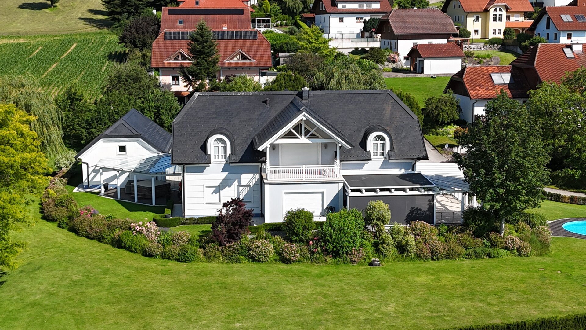 Villa auf fast 8000m2 mit eigenem Fitness-Studio, 3 Garagen, Carport, etc.