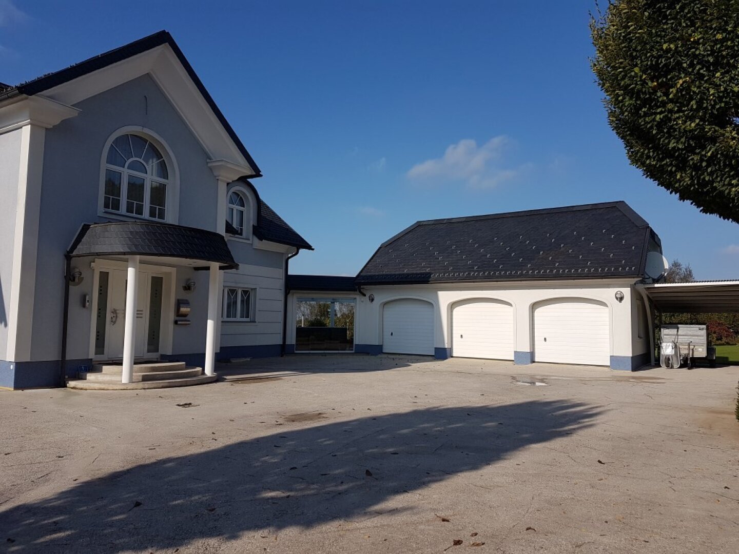 Villa auf fast 8000m2 mit eigenem Fitness-Studio, 3 Garagen, Carport, etc.