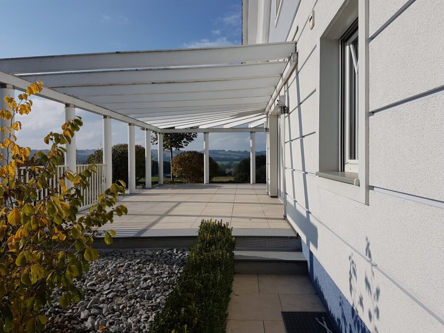 Villa auf fast 8000m2 mit eigenem Fitness-Studio, 3 Garagen, Carport, etc.