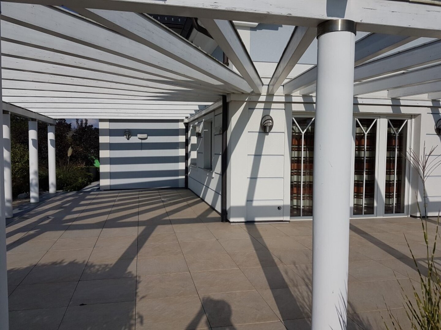 Villa auf fast 8000m2 mit eigenem Fitness-Studio, 3 Garagen, Carport, etc.