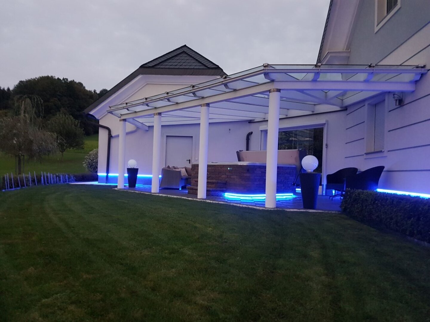 Villa auf fast 8000m2 mit eigenem Fitness-Studio, 3 Garagen, Carport, etc.