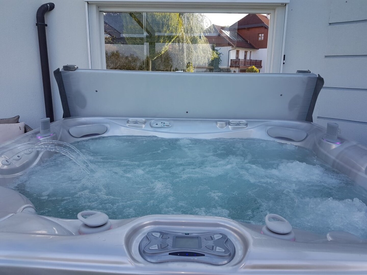 Villa auf fast 8000m2 mit eigenem Fitness-Studio, 3 Garagen, Carport, etc.