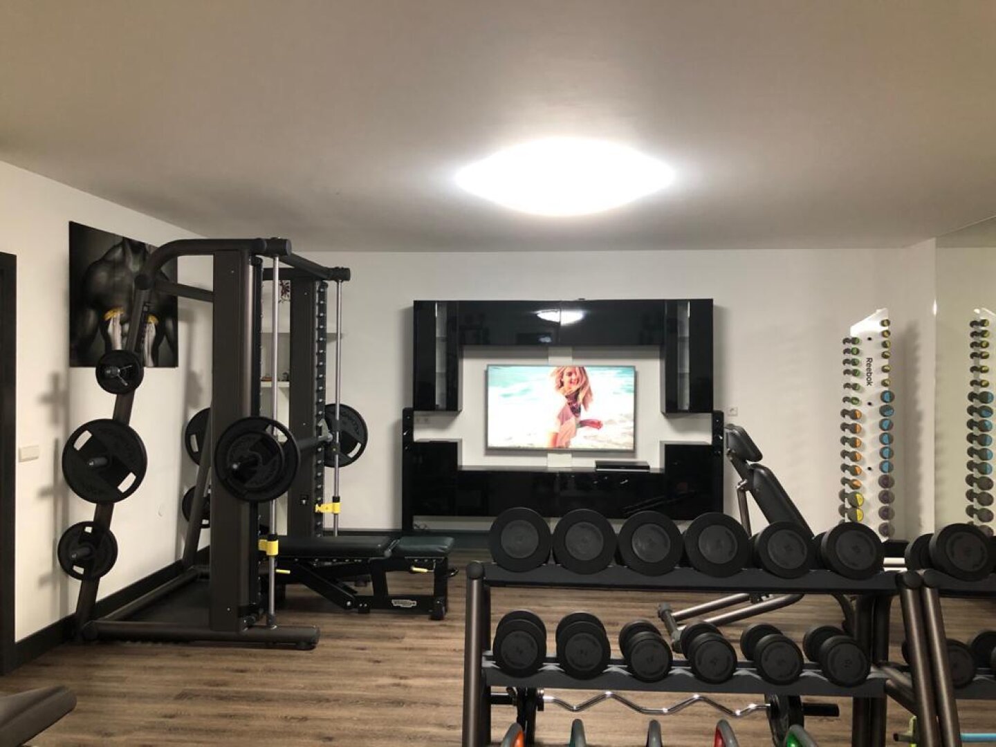 Villa auf fast 8000m2 mit eigenem Fitness-Studio, 3 Garagen, Carport, etc.
