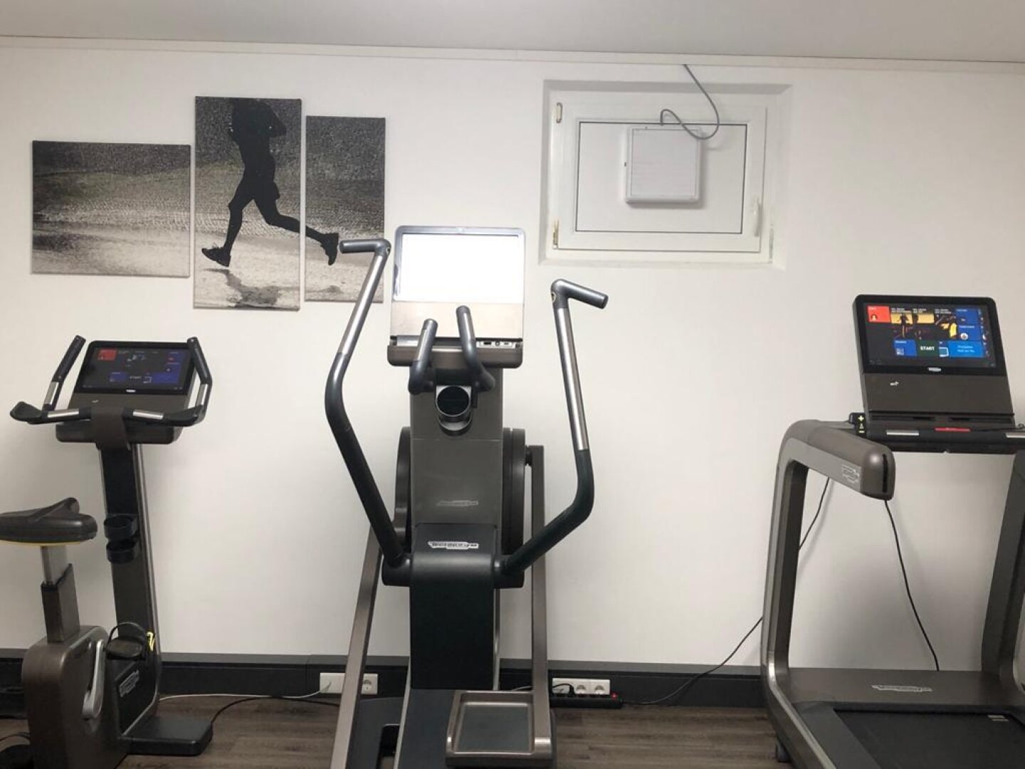 Villa auf fast 8000m2 mit eigenem Fitness-Studio, 3 Garagen, Carport, etc.