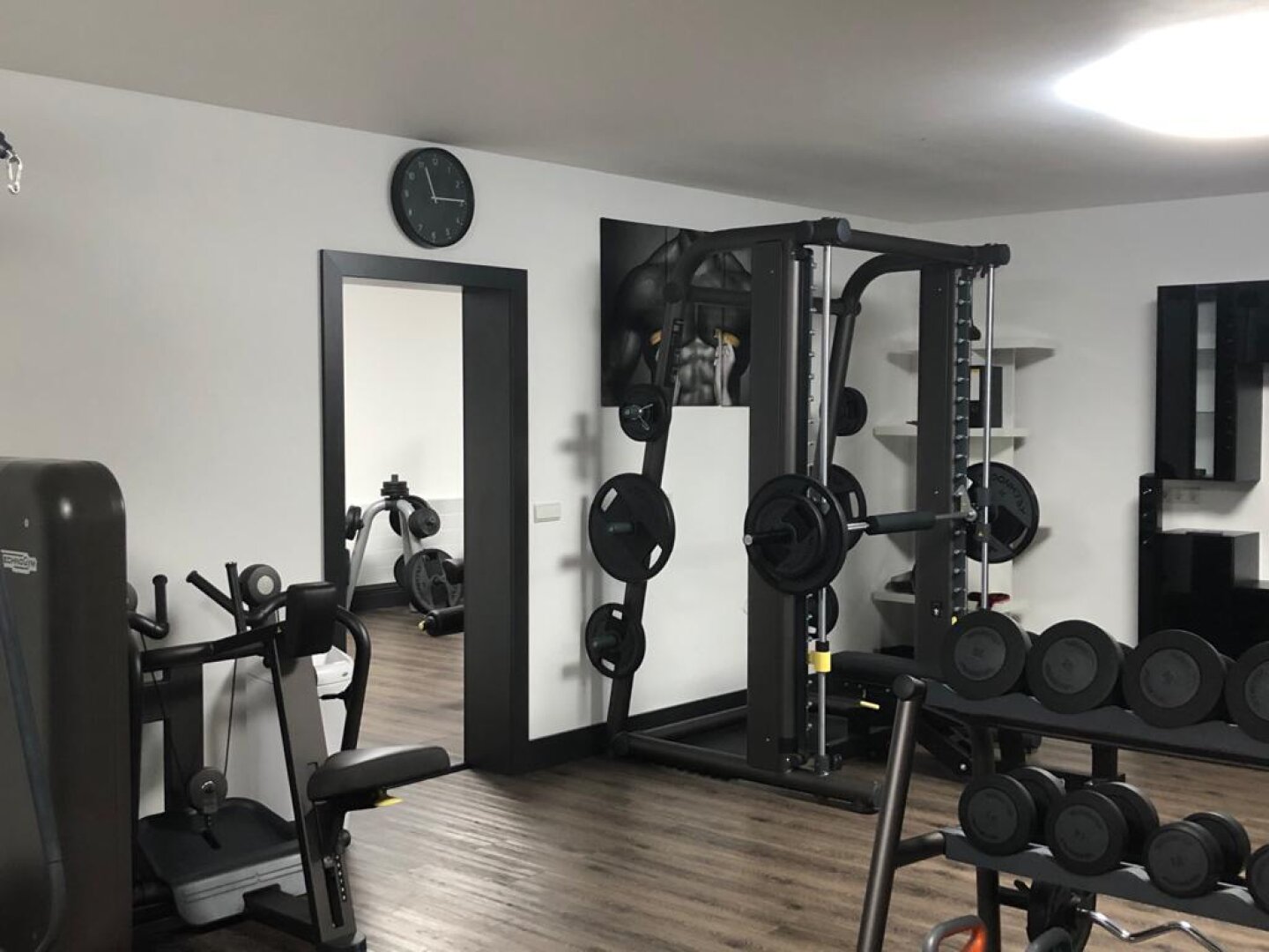 Villa auf fast 8000m2 mit eigenem Fitness-Studio, 3 Garagen, Carport, etc.