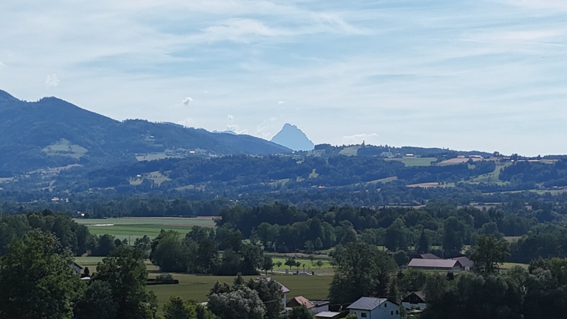 Villa auf fast 8000m2 mit eigenem Fitness-Studio, 3 Garagen, Carport, etc.