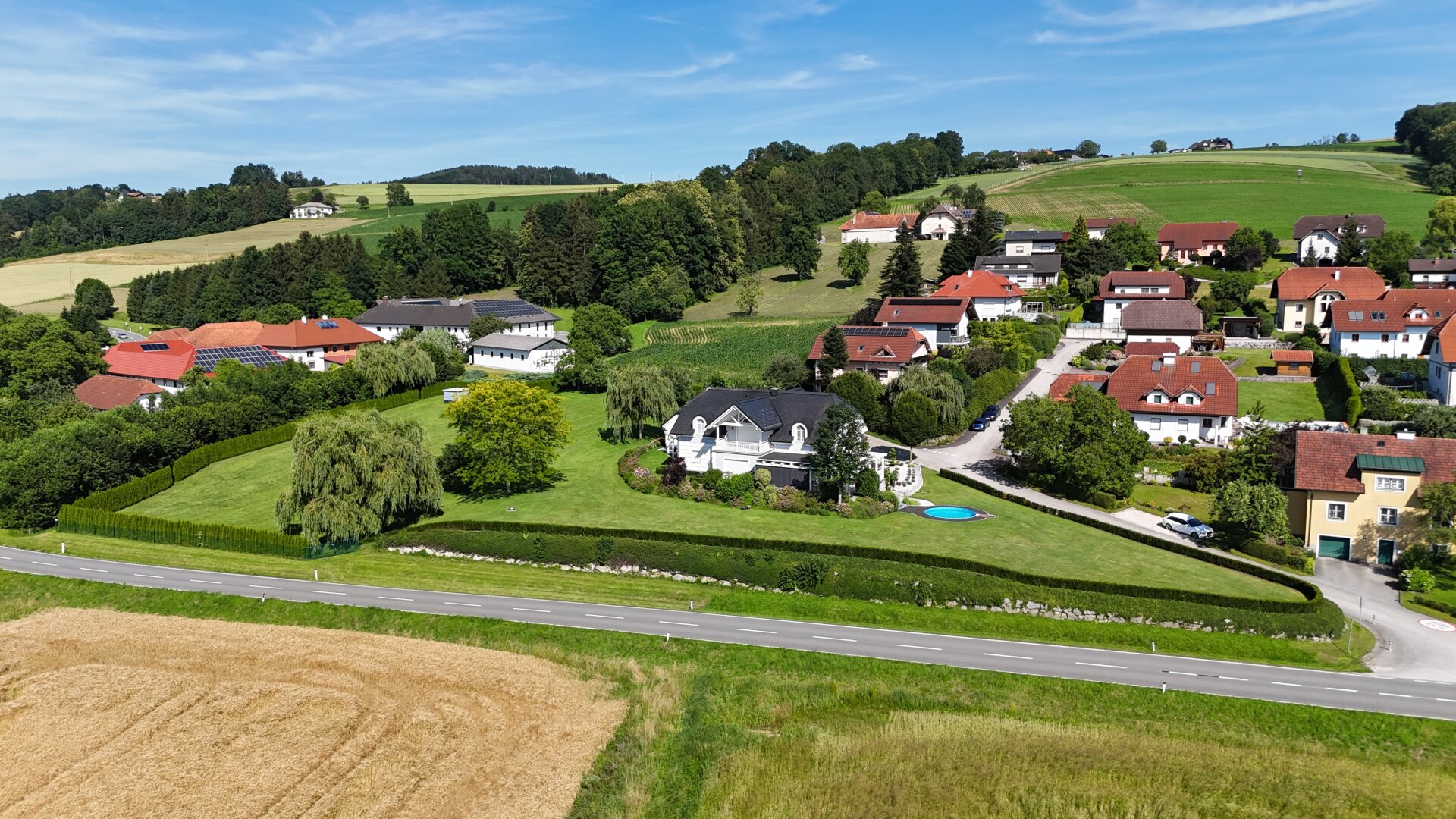 Villa auf fast 8000m2 mit eigenem Fitness-Studio, 3 Garagen, Carport, etc.