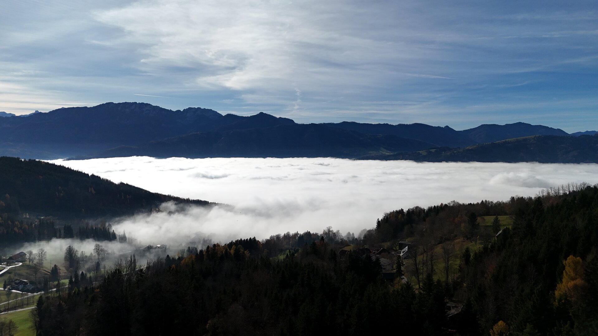 Herbst-Stimmung mit Nebelmeer im Tal