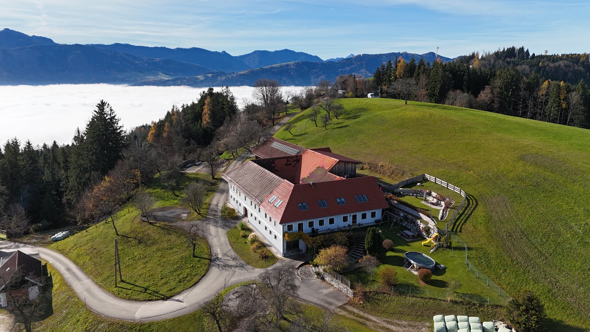 Herbst-Stimmung mit Nebelmeer im Tal