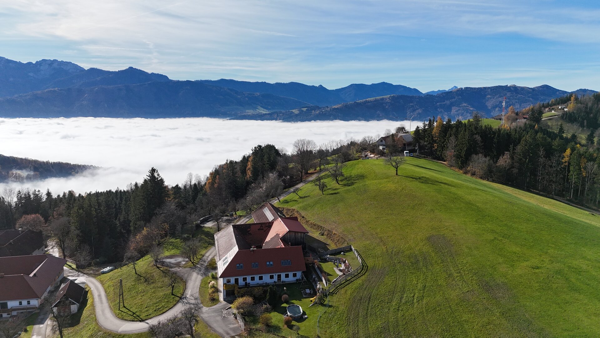 Herbst-Stimmung mit Nebelmeer im Tal