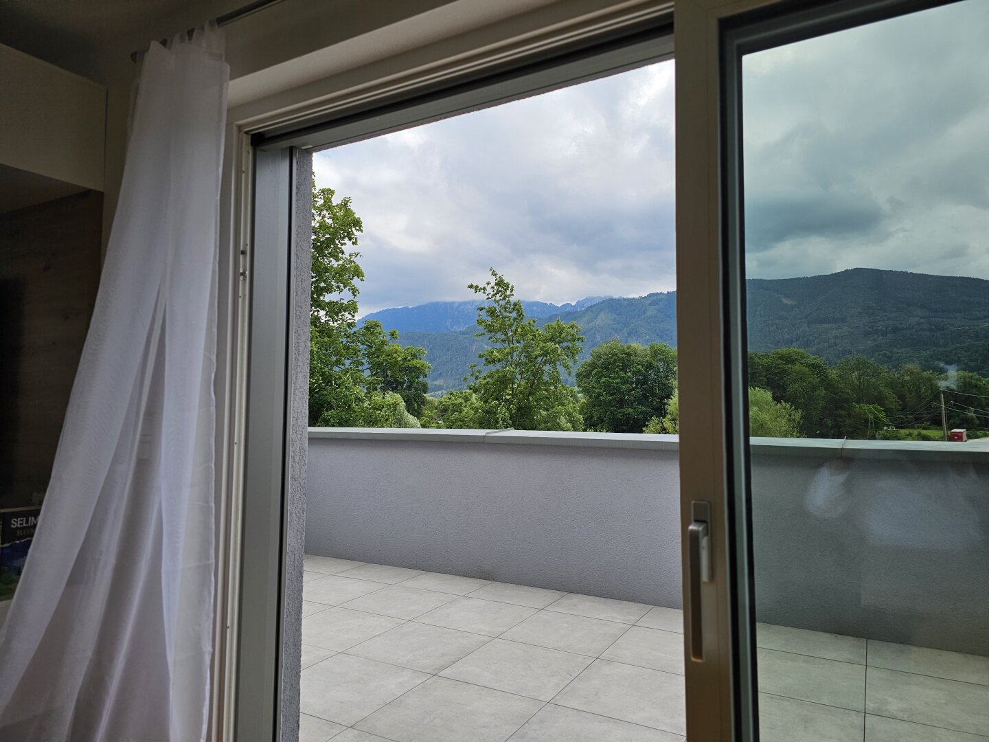 Große Türe mit Ausgang Dachterrasse