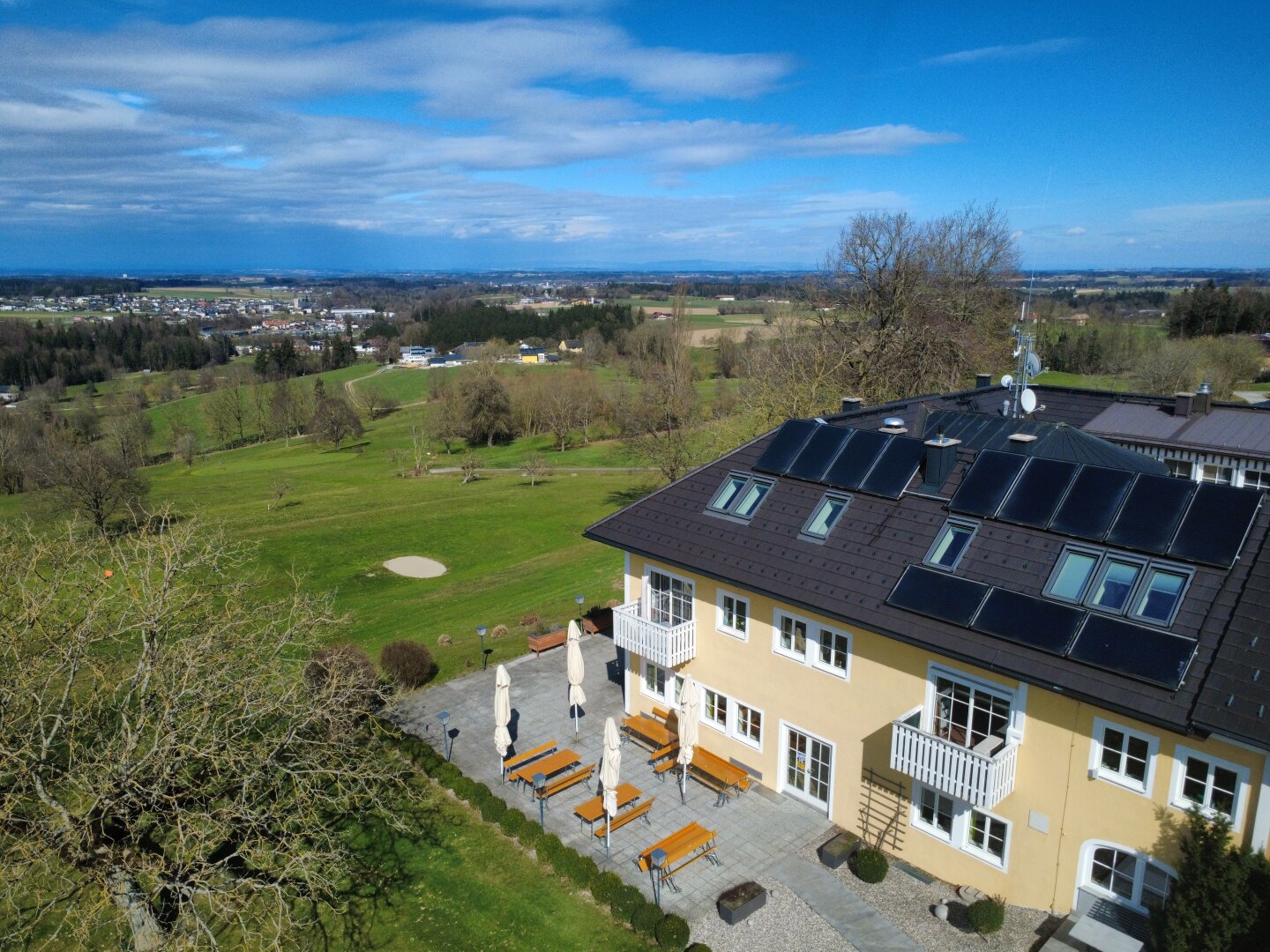 Büro & stilvolle Wohnung  am Golfplatz in Kirchham!