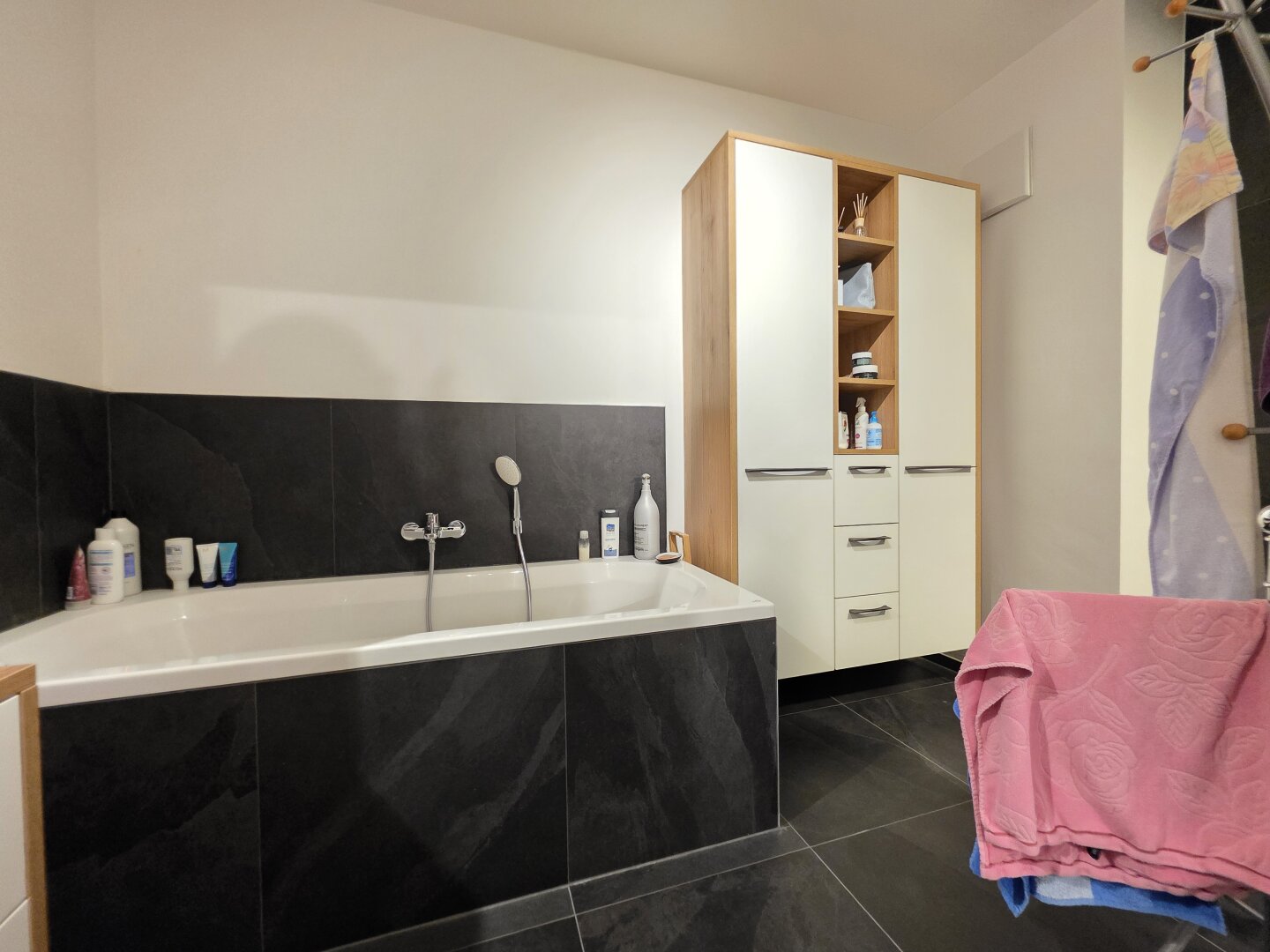 NEUE große Wohnung mit 3 SZ und 2 TG-Stellplätzen in Thalheim - Nähe 4600 Wels