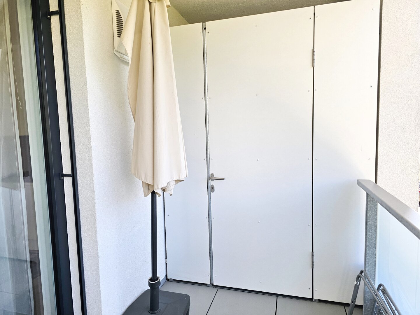 Abstellraum/"Kellerabteil" mit Stromanschluss am Balkon
