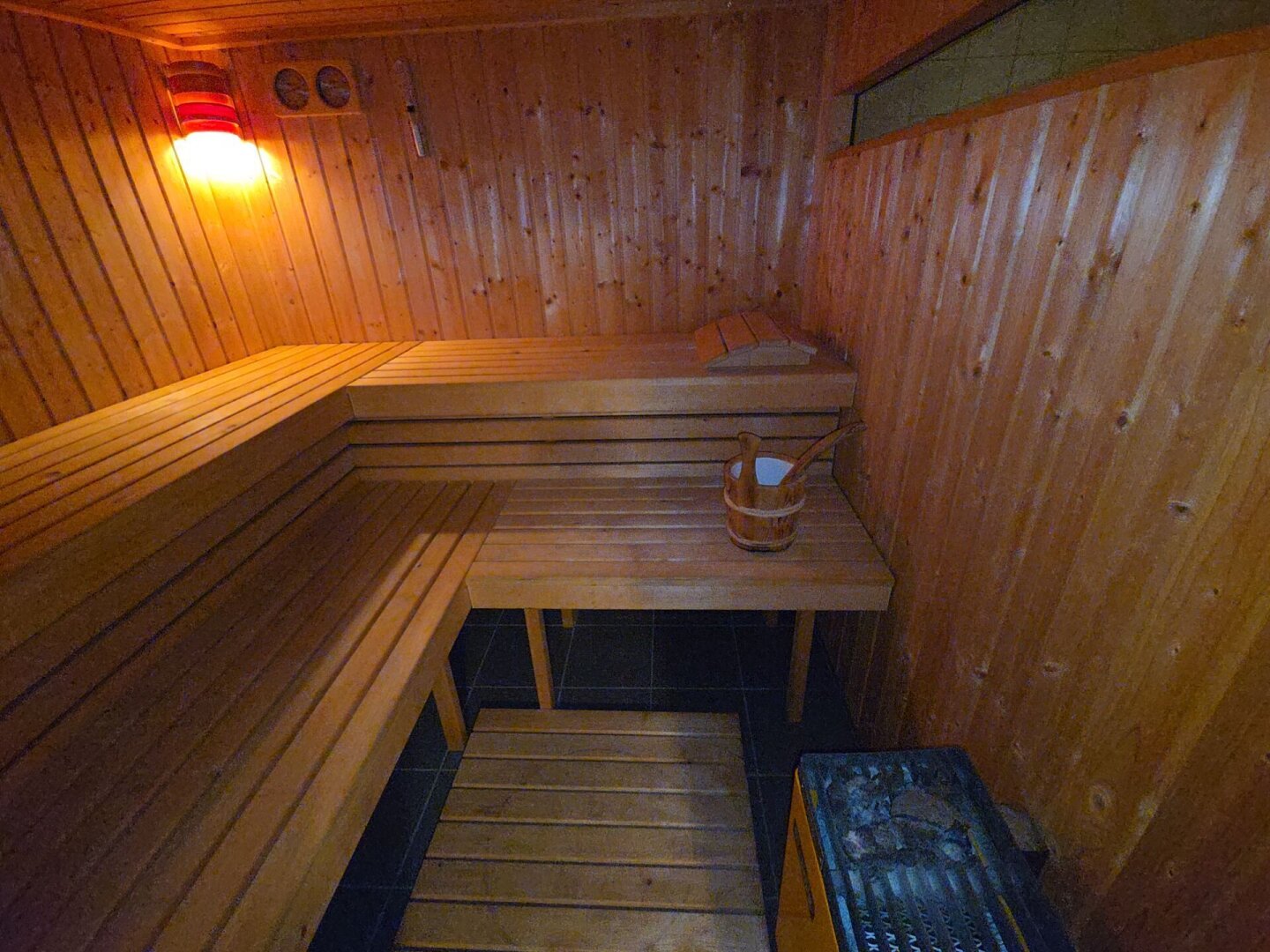 TRAUM-Garten mit Schwimmteich - großes Haus mit 3 Etagen (KG/EG/OG)