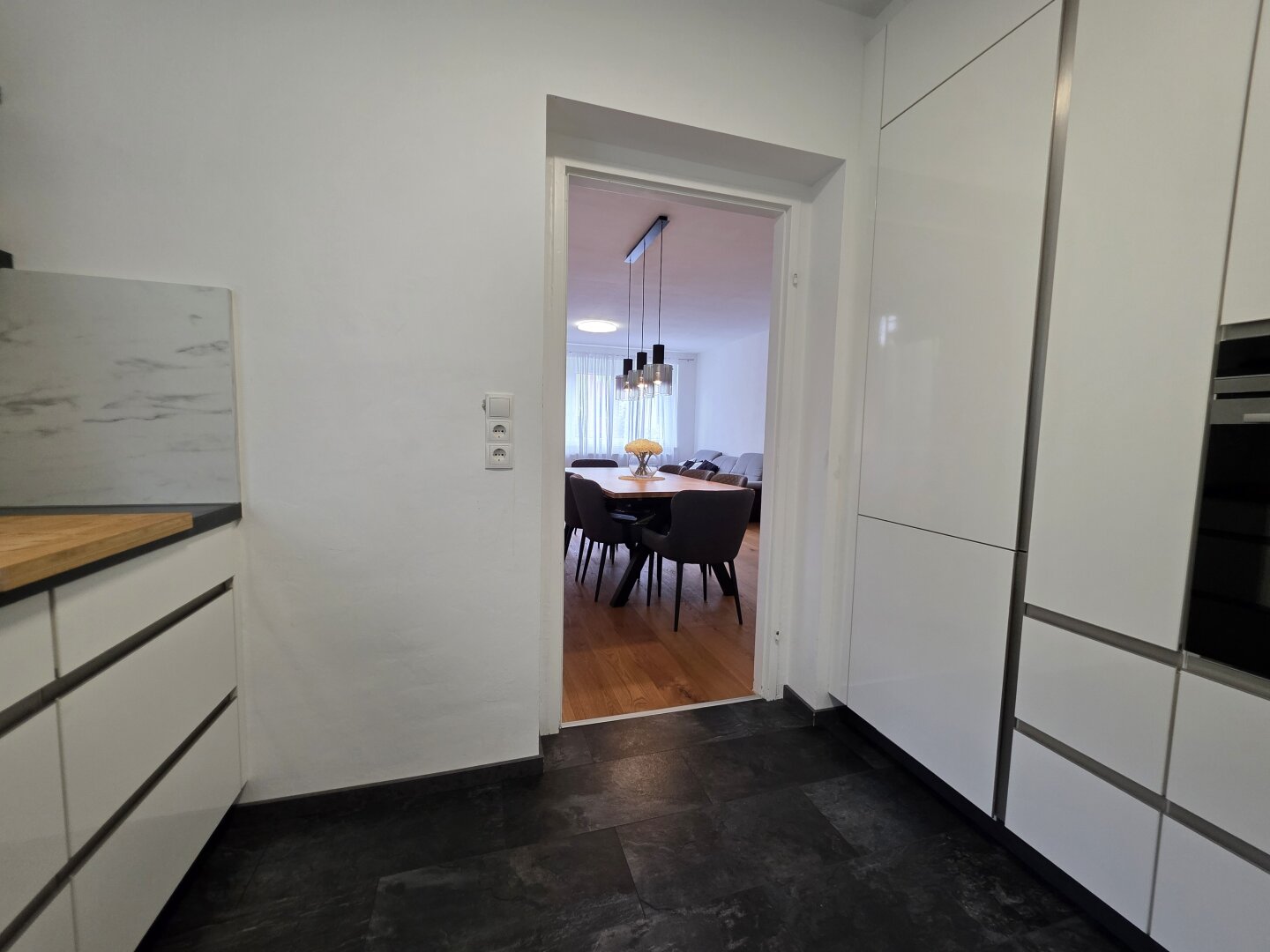 Küche mit Blick ins Wohnzimmer