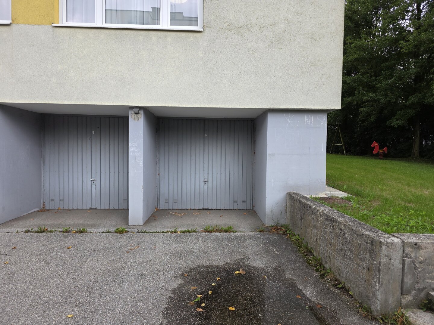 Garage zur Wohnung gehörig (rechts)