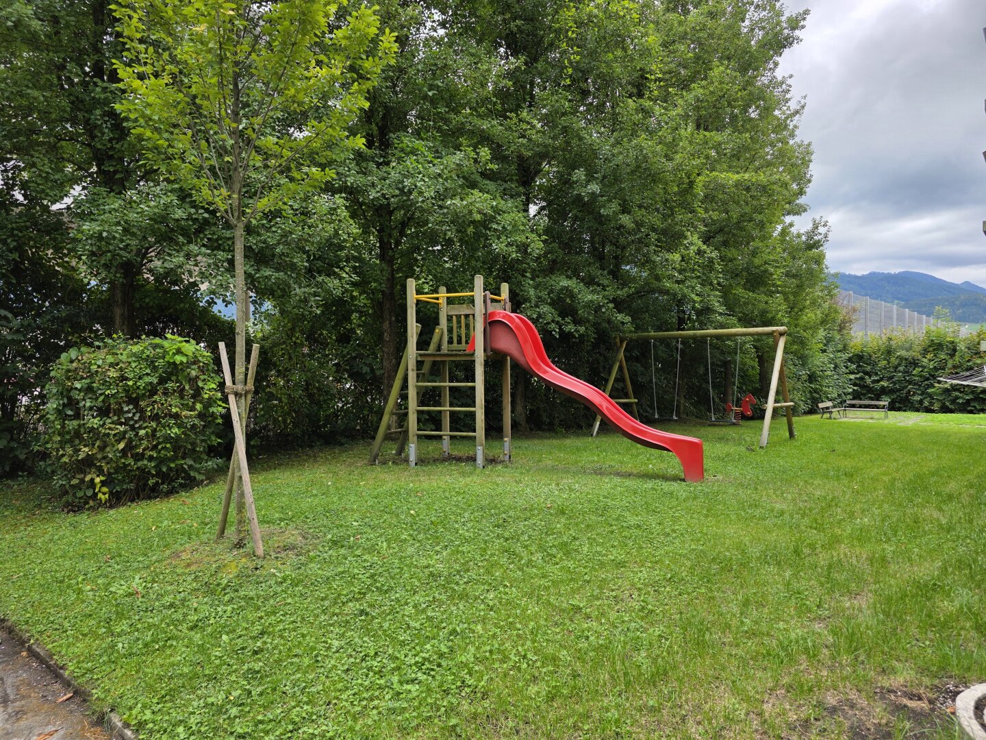 Garten mit Spielgeräten