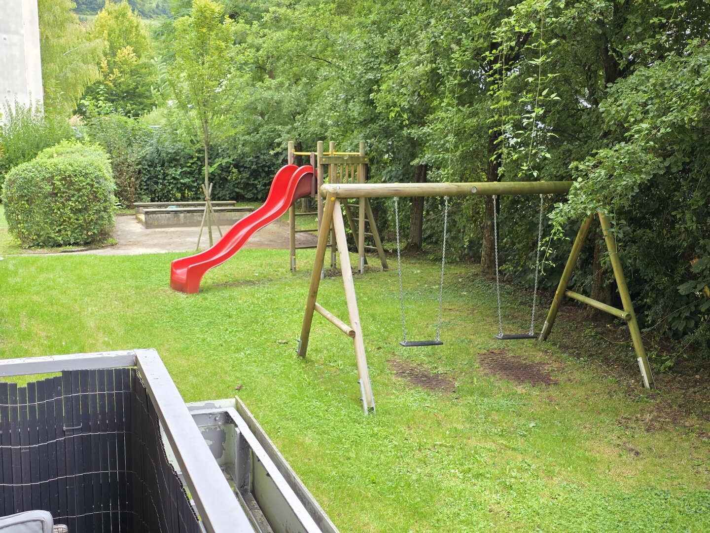 Garten mit Spielgeräten
