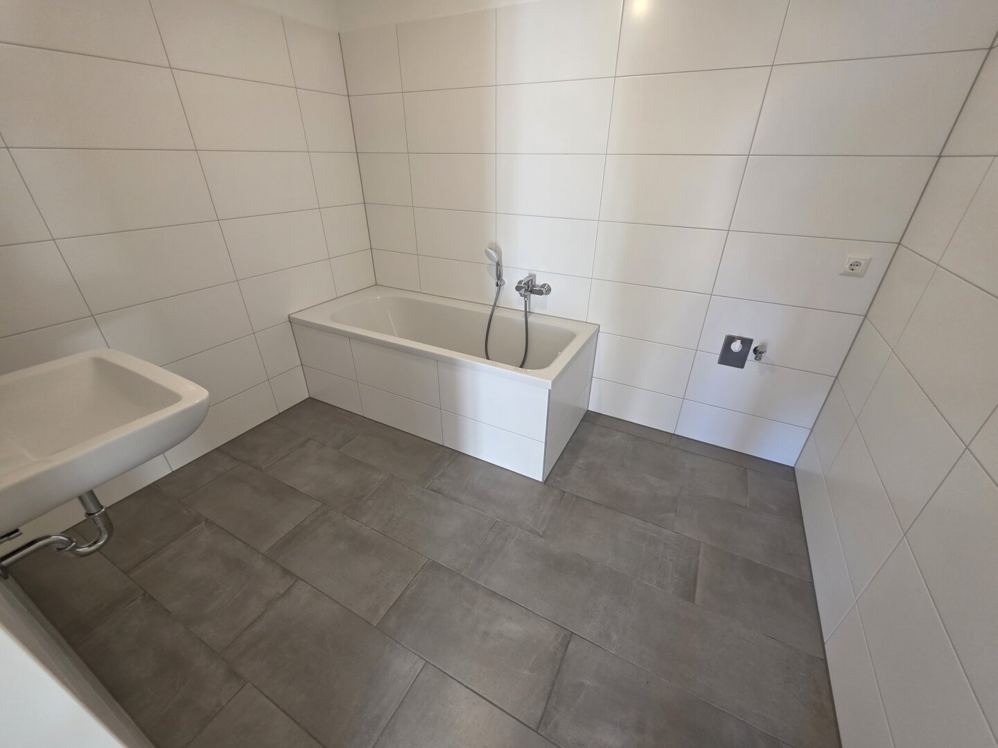 NEUE 3-Zi-Wohnung, Eferding-Zentrum, Balkon, Tiefgarage PROV.FREI