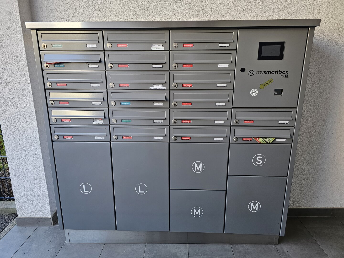 Briefkasten und Paketannahmesystem