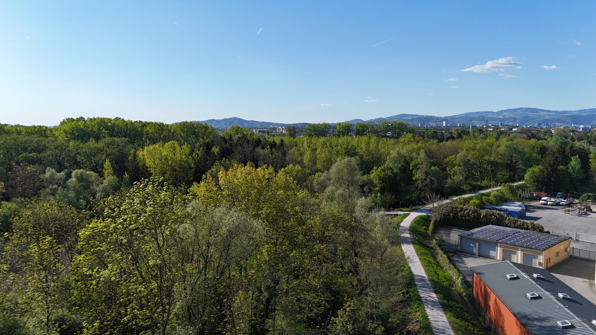 Dammweg entlang der Traun-Au (Drohnenaufnahme)
