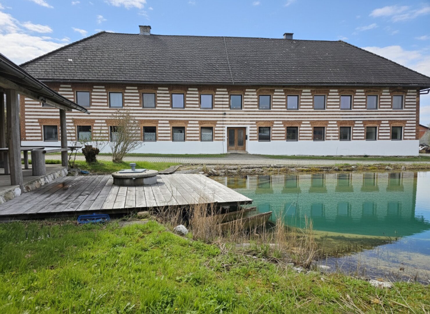 Großzügiger 4-kant-Bauernhof mit Bad-Biotop ca 18ha Grund zu verkaufen