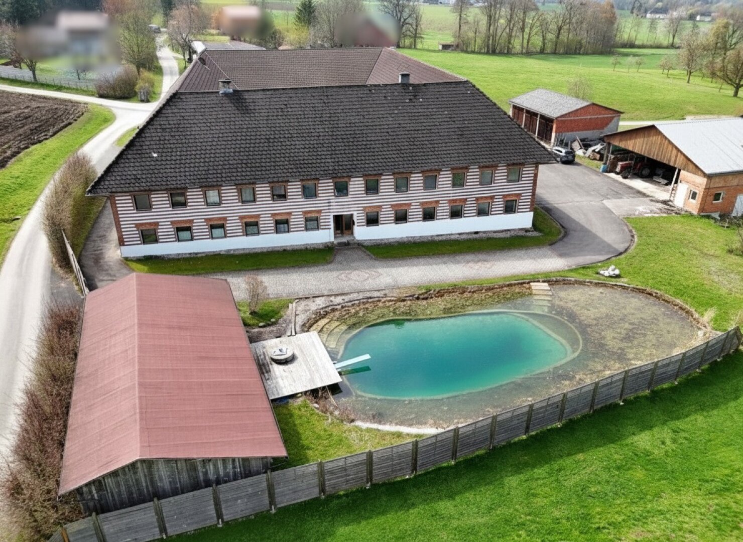 Großzügiger 4-kant-Bauernhof mit Bad-Biotop ca 18ha Grund zu verkaufen